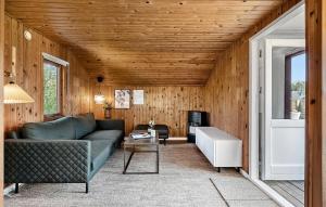 Posezení v ubytování Cozy Home In Hemmet With Wifi