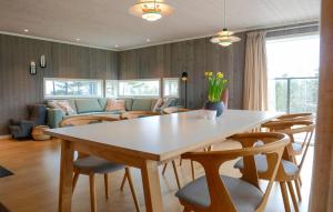un soggiorno con tavolo e sedie di 4 Bedroom Cozy Home In Færvik a Færvik