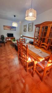 Una mesa de comedor y sillas en una sala de estar. en Casa Rural Grazalema, en Grazalema
