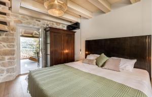 Ένα ή περισσότερα κρεβάτια σε δωμάτιο στο Nice Home In Mundanije