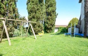 パラーイアにある1 Bedroom Lovely Home In Palaiaの木の植えられた庭のブランコ +16枚の写真