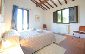 パラーイアにある1 Bedroom Lovely Home In Palaiaの大きなベッドと窓のある寝室