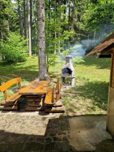 Zahrada ubytování Koča v gozdu, Forest house near Bled