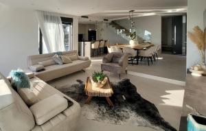 トロギールにあるBeautiful Home In Trogirのソファのあるリビングルームとダイニングルーム