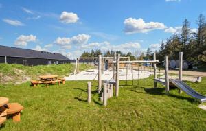 Herní místnost nebo prostor pro děti v ubytování 4 Bedroom Stunning Home In Glesborg + 21 fotografií