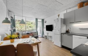 Kuchyň nebo kuchyňský kout v ubytování Awesome Apartment In Ringkøbing