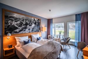 Postel nebo postele na pokoji v ubytování Valldal Fjordhotell - by Classic Norway Hotels