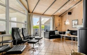 Χώρος καθιστικού στο Cozy Home In Hejls With Sauna