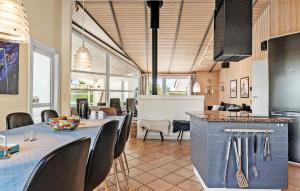 Χώρος καθιστικού στο Cozy Home In Hejls With Sauna +23 φωτογραφίες