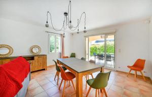 a living room with a dining room table and chairs at Amazing Home In Orsan in Orsan