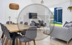 a dining room with a table and chairs at Amazing Home In Glesborg in Glesborg