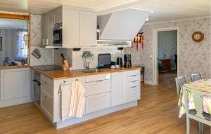 Η κουζίνα ή μικρή κουζίνα στο Beautiful Home In Gullringen