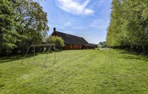 un ampio cortile con una casa sullo sfondo di 6 Bedroom Gorgeous Home In Tranekær a Tranekær Altre 12 foto
