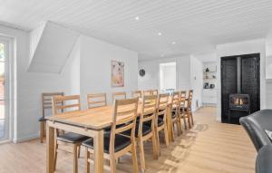 Ruang duduk di Nice Home In Ulfborg With Sauna