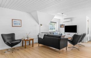 Televisyen dan/atau pusat hiburan di Nice Home In Ulfborg With Sauna