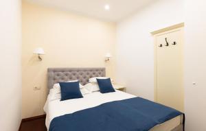 En eller flere senge i et værelse på 1 Bedroom Stunning Apartment In Brela