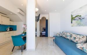 Køkken eller tekøkken på 1 Bedroom Stunning Apartment In Brela
