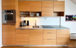 Dapur atau dapur kecil di Cozy Apartment In Søgne With Wifi