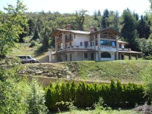 een huis op een heuvel met een auto voor de deur bij Agriturismo Bio-Ecologico Sant'Isidoro in Roccaforte Mondovì