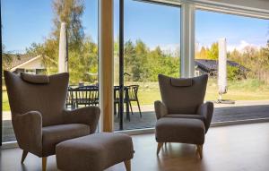 Χώρος καθιστικού στο Amazing Home In Aakirkeby With Wifi