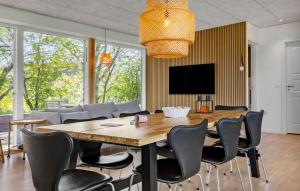 Μια τηλεόραση ή/και κέντρο ψυχαγωγίας στο Amazing Home In Aakirkeby With Wifi