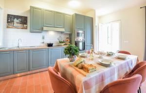 Η κουζίνα ή μικρή κουζίνα στο Cozy Home In Sassetta