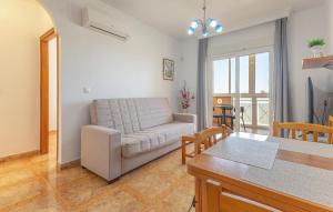 ein Wohnzimmer mit Sofa und Tisch in der Unterkunft Nice Apartment In San Pedro Del Pinatar in San Pedro del Pinatar