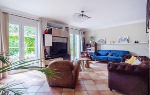 Una sala de estar con dos sofás y un televisor. en Villa En Pleine Nature, en Cabris