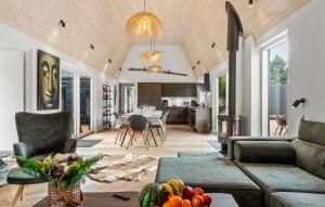 Χώρος καθιστικού στο Lovely Home In Væggerløse With Sauna
