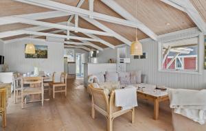 O zonă de relaxare la 3 Bedroom Beautiful Home In Blokhus
