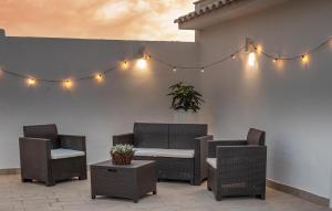 eine Terrasse mit Stühlen, einem Tisch und Lampen in der Unterkunft Beautiful Apartment In Balestrate in Balestrate + 15 Fotos