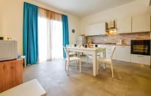 eine Küche mit Tisch und Stühlen in einem Zimmer in der Unterkunft Beautiful Apartment In Balestrate in Balestrate