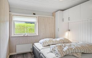 Ένα ή περισσότερα κρεβάτια σε δωμάτιο στο 2 Bedroom Nice Home In Børkop