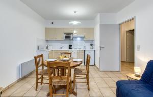 Η κουζίνα ή μικρή κουζίνα στο Cozy Apartment In Royan With Wifi