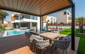 Kolam renang di atau dekat dengan Gorgeous Villa In Novalja +42 gambar