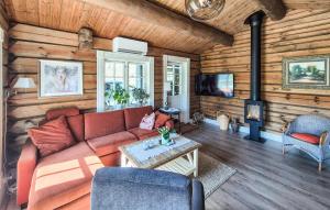 a living room with a couch and a tv in a cabin at 4 Bedroom Stunning Home In Tørvikbygd in Tyrvikbygd