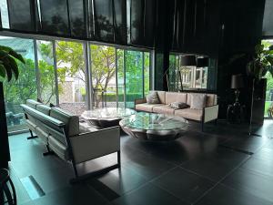 Χώρος καθιστικού στο Condo, 3-min walk to BTS, Sky pool, Gym, Wifi, Self check-in at pickup point