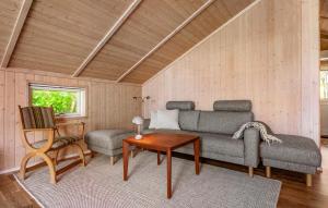 Slangerupにある3 Bedroom Stunning Home In Slangerupのソファとテーブルのあるリビングルーム