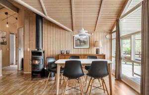 Slangerupにある3 Bedroom Stunning Home In Slangerupのダイニングルーム(テーブル、椅子、コンロ付)