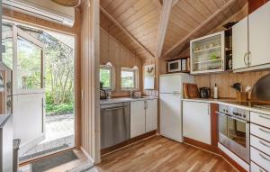Slangerupにある3 Bedroom Stunning Home In Slangerupの白い家電製品付きのキッチン、大きな窓 +10枚の写真