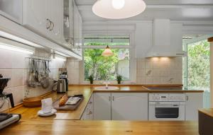 Kuchyň nebo kuchyňský kout v ubytování 3 Bedroom Cozy Home In Hadsund