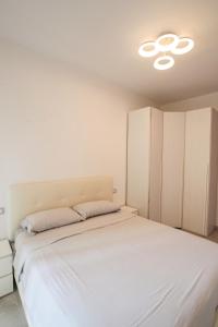 a bedroom with a white bed and a ceiling at Casa Potos - M1 - San Siro - Rho Fiera in Milan