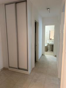 un pasillo con puertas correderas de cristal en una casa en Melian Luxury Apartment, en Banja Luka