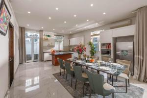 Η κουζίνα ή μικρή κουζίνα στο Khanh Villa Phuoc Truong 2 - Venuestay