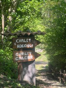 a sign in the middle of a trail at Chalet Calcar in Avenone