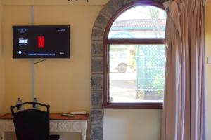 una camera con finestra e TV a parete di DB Space a Nairobi