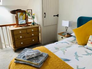 En eller flere senge i et værelse på Cockle Bay Cottage