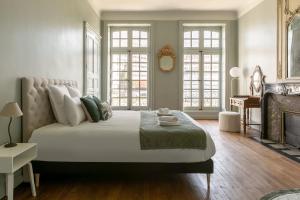 Un pat sau paturi într-o cameră la Le Turenne - Appartement 5 étoiles - hypercentre - parking privé