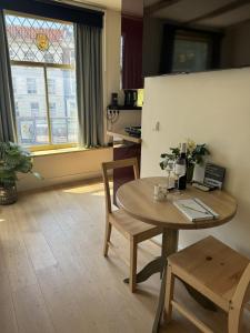 Habitación con mesa, sillas y vidriera. en The Hazel House, en Haarlem