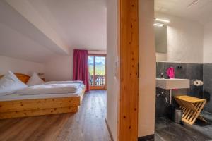 Postel nebo postele na pokoji v ubytování Gästehaus Alpina